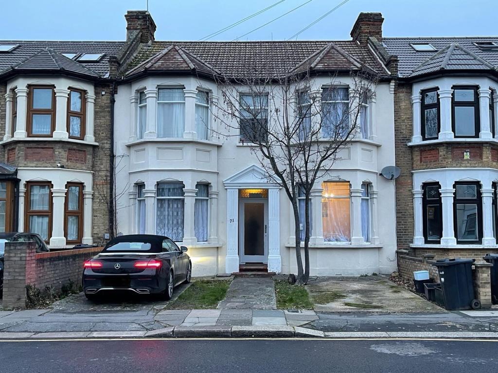 Front aspect of property