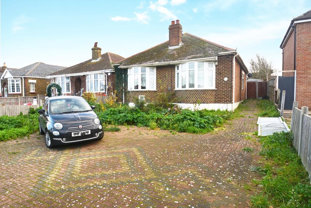 Detached bungalow with driveway