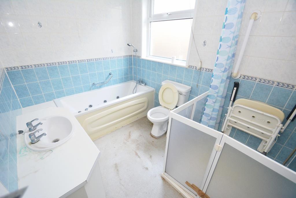 Bathroom/wet room with W.C.