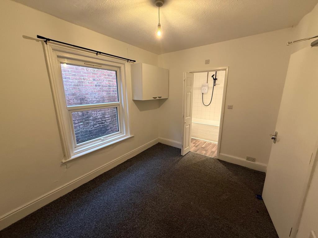 Second bedroom with en-suite bathroom
