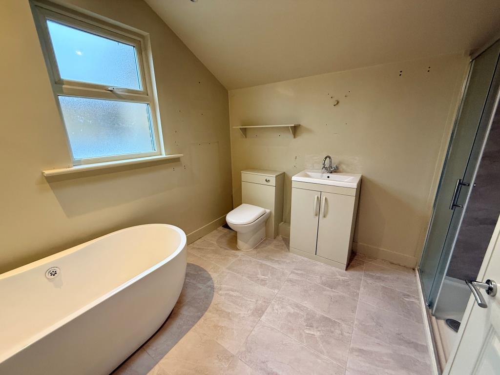 Bathroom with shower and W.C.