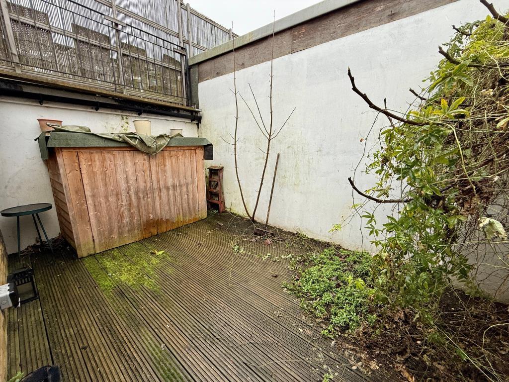 Courtyard garden to rear