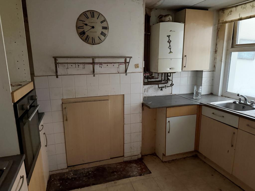 Fitted kitchen with wallmounted boiler