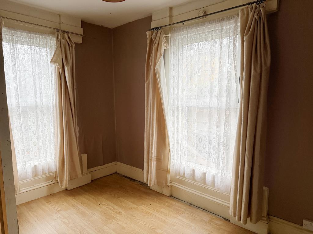 Double aspect dining room with separate WC