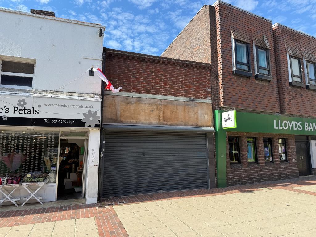 Commercial unit in pedestrianised High Street