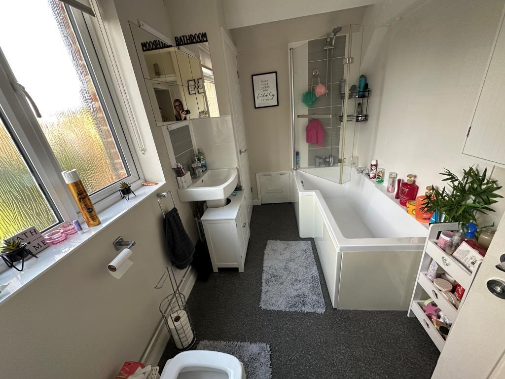 Flat 1 Bathroom