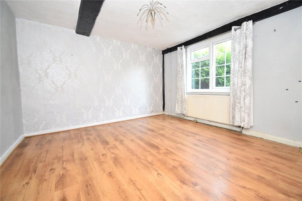 Reception room with beams and window to garden