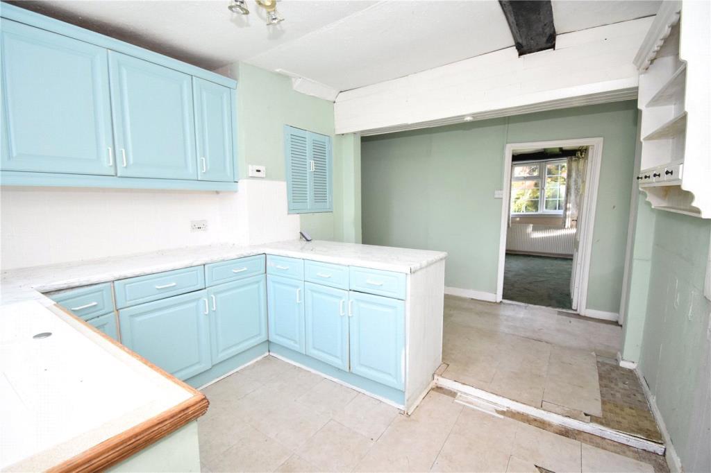 Kitchen and Breakfast room with fitted units