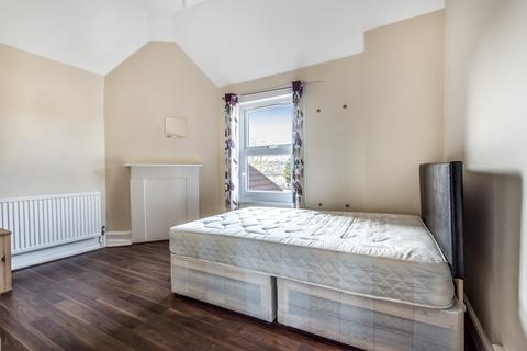 3 bedroom flat to rent, Heath Road, Battersea, London, SW8