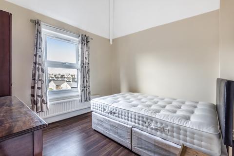 3 bedroom flat to rent, Heath Road, Battersea, London, SW8