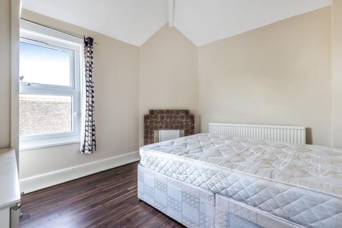3 bedroom flat to rent, Heath Road, Battersea, London, SW8
