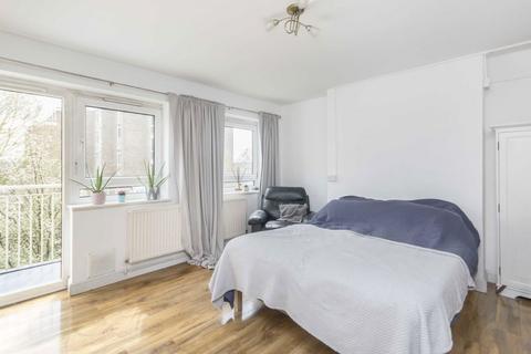3 bedroom flat to rent, Clem Attlee Court, London SW6