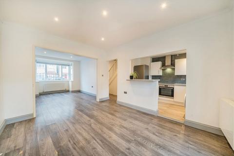 3 bedroom flat to rent, Carnforth Road, London SW16