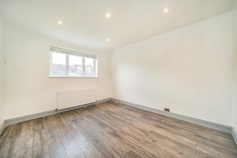 3 bedroom flat to rent, Carnforth Road, London SW16