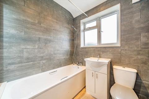 3 bedroom flat to rent, Carnforth Road, London SW16