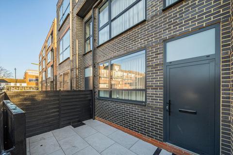 Diggers Lane, Weybridge KT13