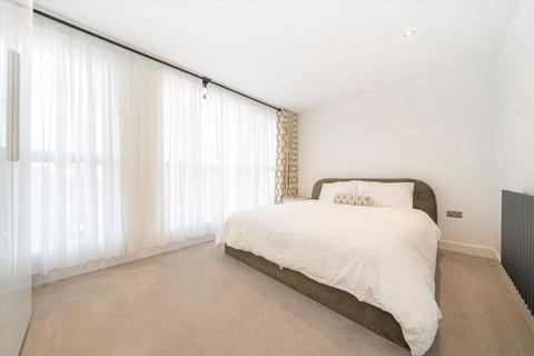 2 bedroom maisonette for sale, Diggers Lane, Weybridge KT13