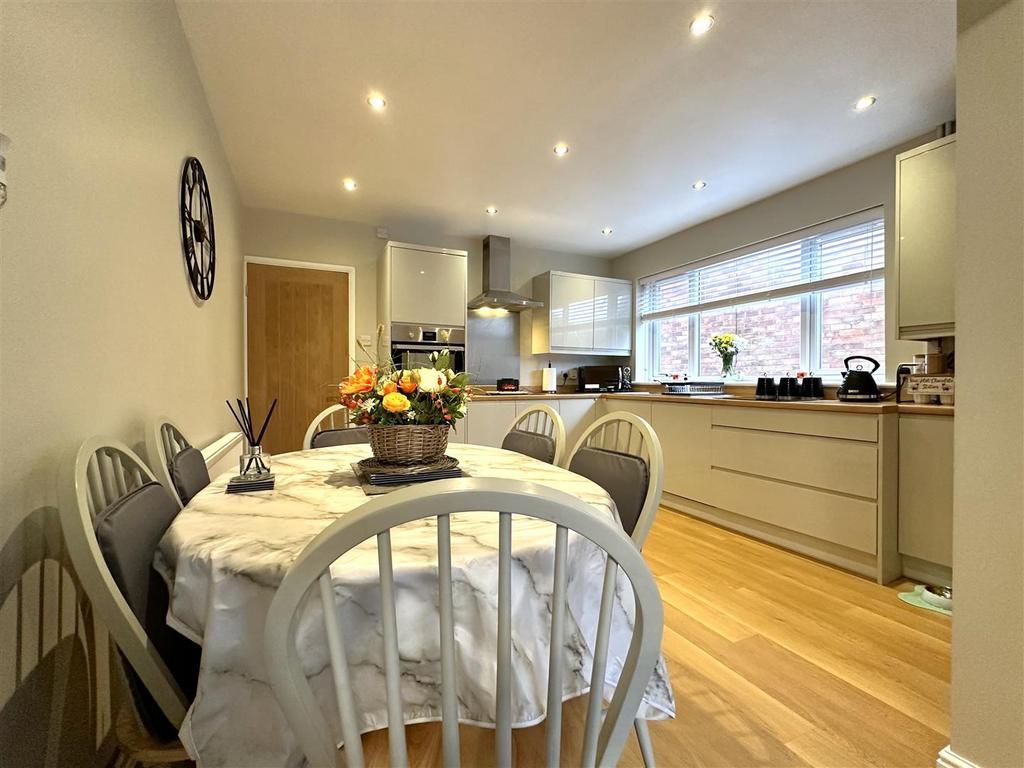 Stylish Dining Kitchen 094