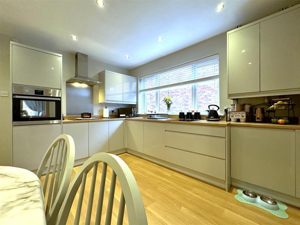 Contemporary Kitchen 099