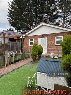Studio to rent, Burleigh Gardens, London, N14