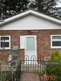 Studio to rent, Burleigh Gardens, London, N14