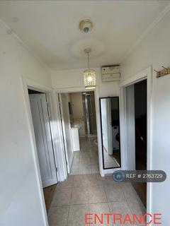 Studio to rent, Burleigh Gardens, London, N14