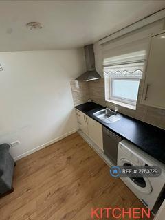 Studio to rent, Burleigh Gardens, London, N14