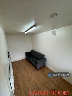 Studio to rent, Burleigh Gardens, London, N14