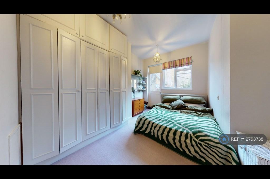 Large Bedroom With Built In Storage