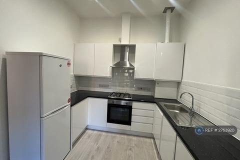2 bedroom flat to rent, Alexandra Park House, Manchester, M16