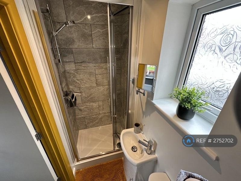 Room 6 Private Bathroom