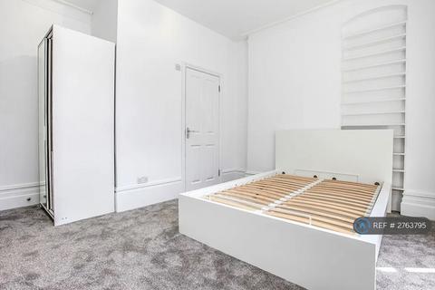 1 bedroom in a house share to rent, Stanley Road, Watford, WD17