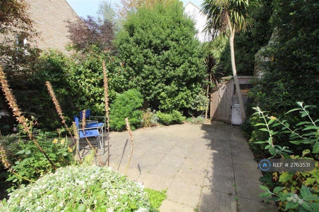 Generous Sunny Rear Garden