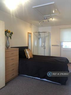 1 bedroom in a house share to rent, Ravenfield, Engelfield Green, TW20