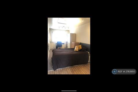 1 bedroom in a house share to rent, Ravenfield, Engelfield Green, TW20