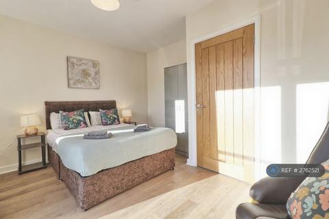 3 bedroom semi-detached house to rent, Godwin Terrace, Romford, RM3