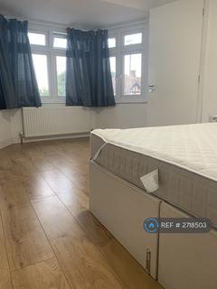 1 bedroom in a house share to rent, Tamworthlane, Merton, CR4