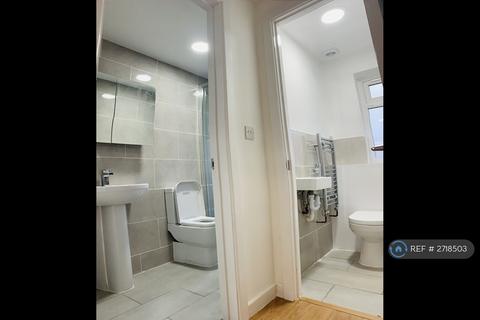 1 bedroom in a house share to rent, Tamworthlane, Merton, CR4