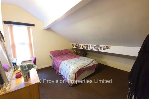 2 bedroom end of terrace house to rent, Harold Walk, Hyde Park LS6