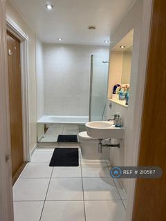 2 bedroom flat to rent, Raphael House, Ilford, IG1