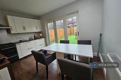1 bedroom in a house share to rent, Elm Road, London, CR7