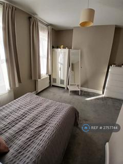 1 bedroom in a house share to rent, Elm Road, London, CR7