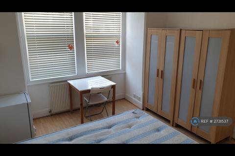 1 bedroom in a house share to rent, Chapter Road, London, NW2