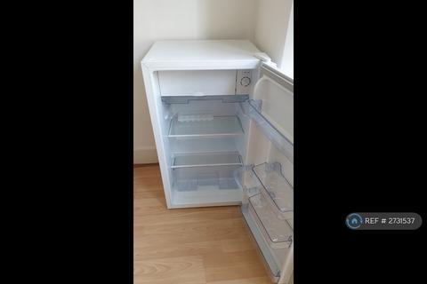 1 bedroom in a house share to rent, Chapter Road, London, NW2