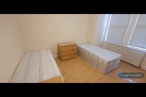 1 bedroom in a house share to rent, Chapter Road, London, NW2