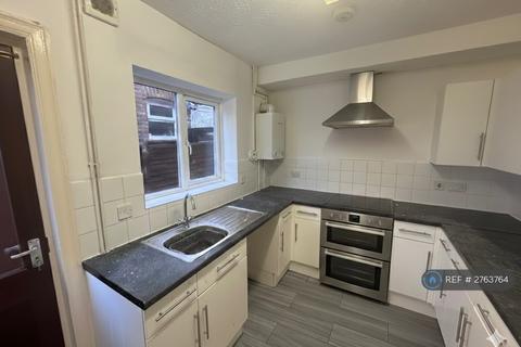 3 bedroom semi-detached house to rent, Newton Road, Southampton, SO18