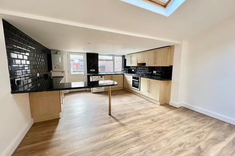 3 bedroom end of terrace house to rent, Crunden Road, South Croydon