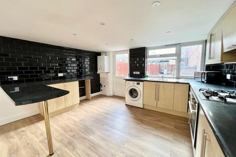 3 bedroom end of terrace house to rent, Crunden Road, South Croydon