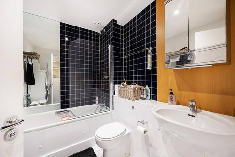 1 bedroom flat for sale, Colefax Building, Aldgate, London, E1