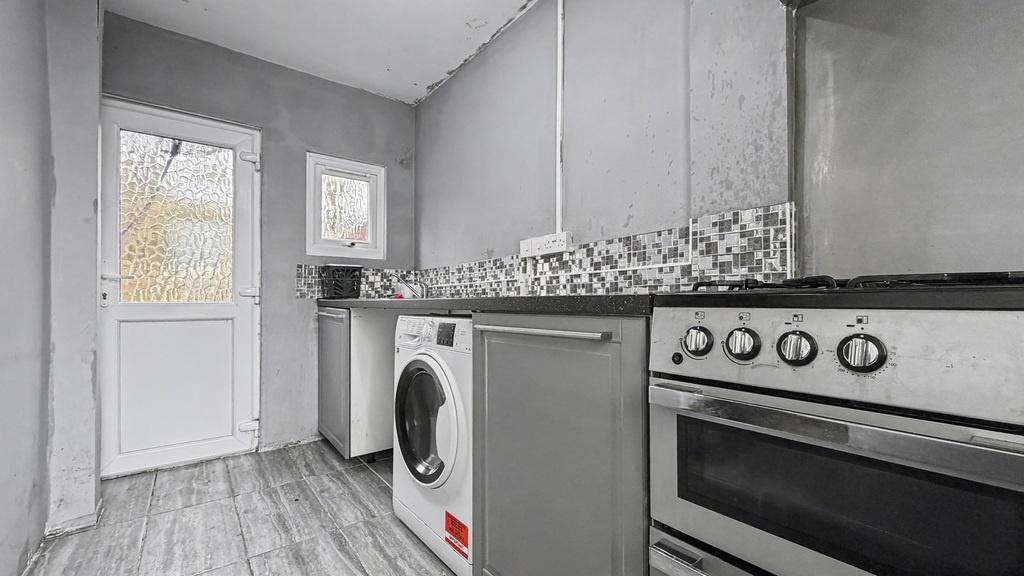 Bright, modern kitchen with integrated applianc...